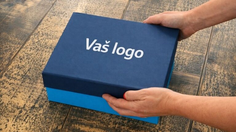 Plava kutija sa natpisom Vas logo u rukama kao primer brendiranog pakovanja