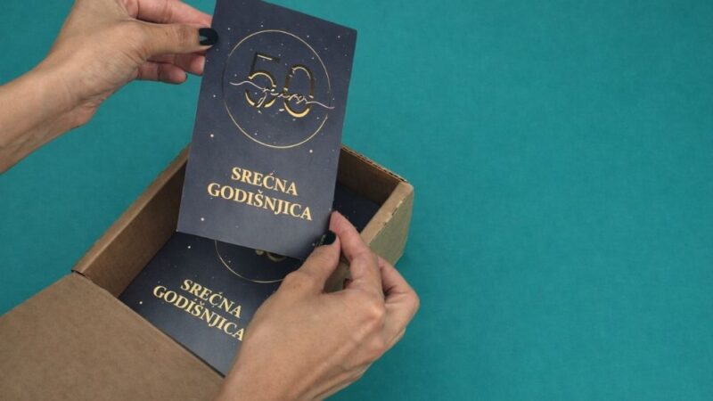 Kartica sa natpisom Srecna godisnjica u brendiranoj kutiji kao primer personalizovane poruke